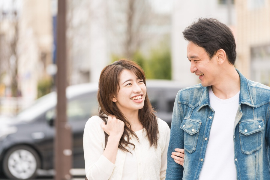 一緒に歩いているカップル