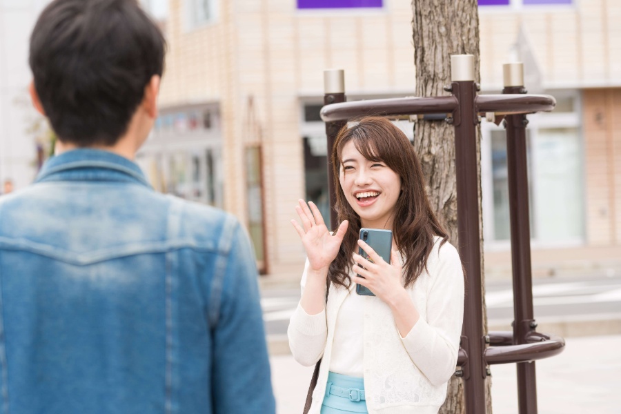 待ち合わせをするカップル